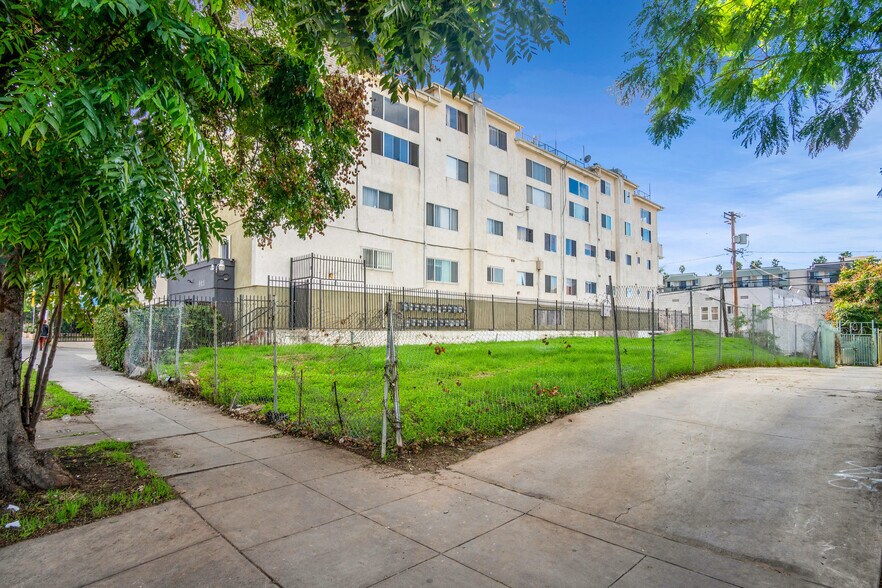 311 S Berendo St, Los Angeles, CA à vendre - Photo de l’immeuble – Image 3 sur 16