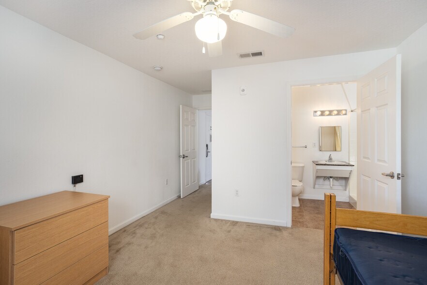 1540 NE Skippers Way, Palm Bay, FL à vendre - Photo intérieure – Image 3 sur 4