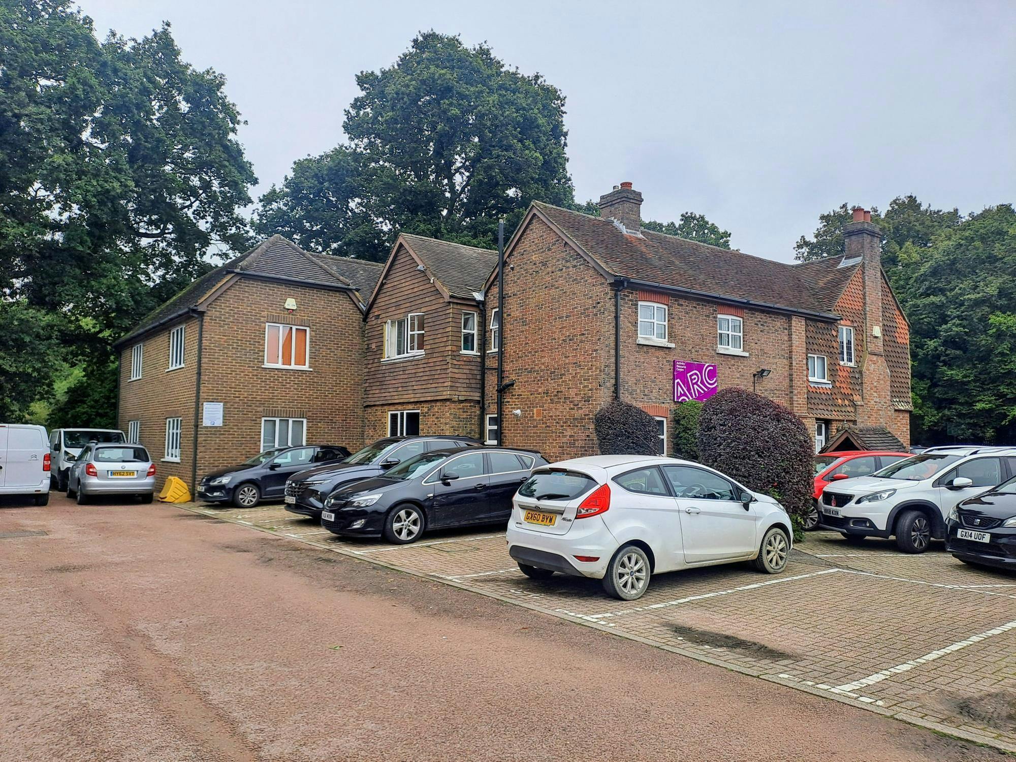 9 County Oak Way, Crawley à vendre Photo de l’immeuble– Image 1 sur 1