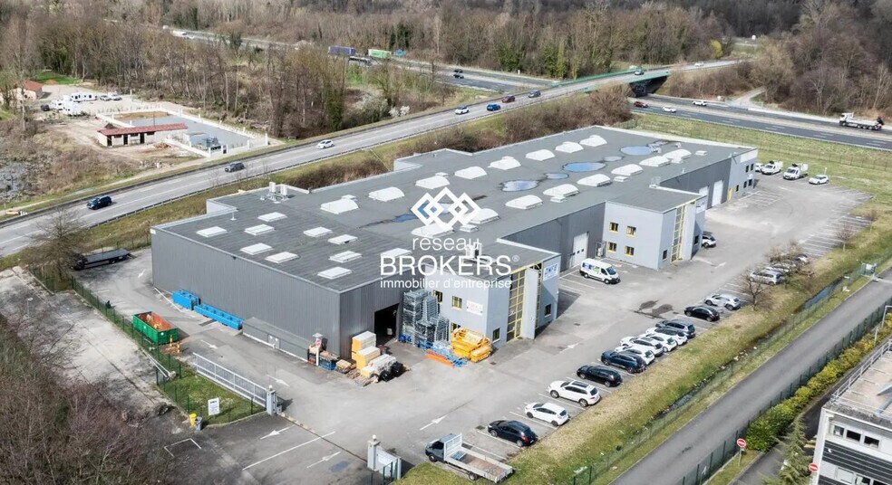 Local d’activités dans La Verpillière à louer - Photo de l’immeuble – Image 3 sur 3