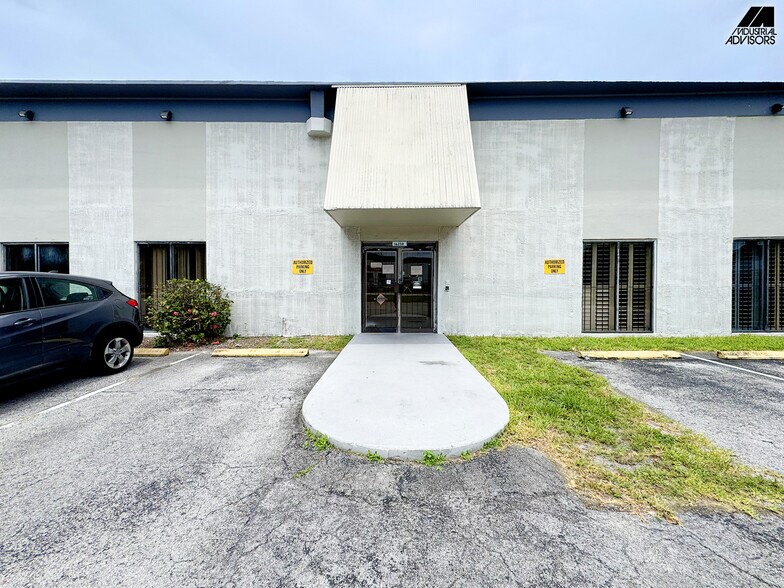 16350 NW 48th Ave, Miami, FL à louer - Photo de l’immeuble – Image 2 sur 35