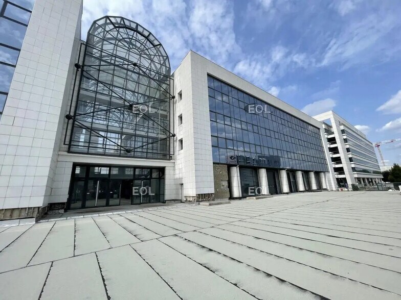 Local d’activités dans Colombes à louer - Photo de l’immeuble – Image 1 sur 12