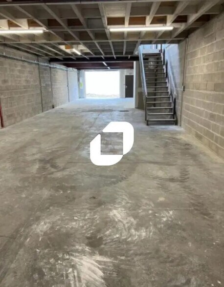 Local d’activités dans Roissy-en-Brie à louer - Photo de l’immeuble – Image 1 sur 4