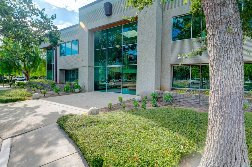 417 Bryant Cir, Ojai, CA à louer - Photo de l’immeuble – Image 3 sur 17