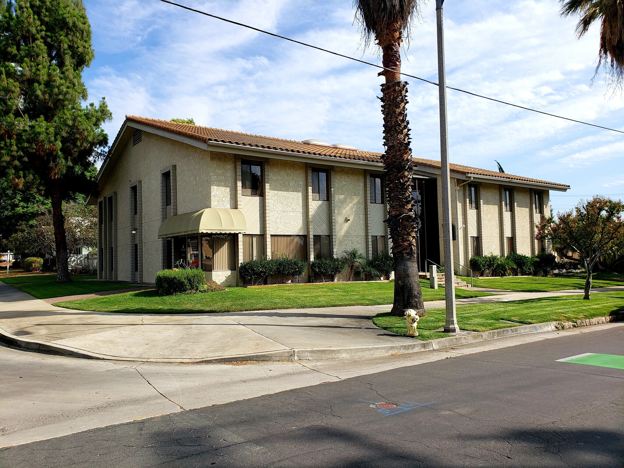 222 E Olive Ave, Redlands, CA à louer Photo de l’immeuble– Image 1 sur 10