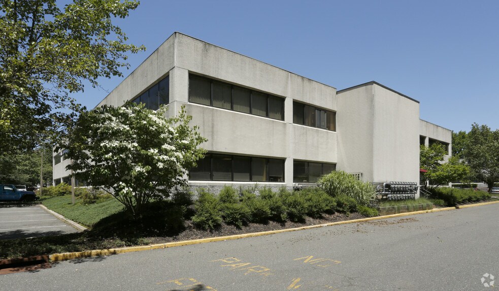 215 Gordons Corner Rd, Manalapan Township, NJ à louer - Photo de l’immeuble – Image 2 sur 4