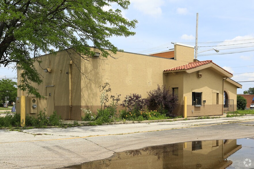 4450 Rocky River Dr, Cleveland, OH à louer - Photo de l’immeuble – Image 3 sur 6