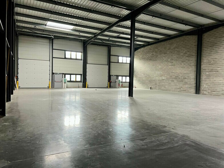Local d'activités dans Le Mesnil-Amelot à vendre - Photo de l’immeuble – Image 2 sur 17