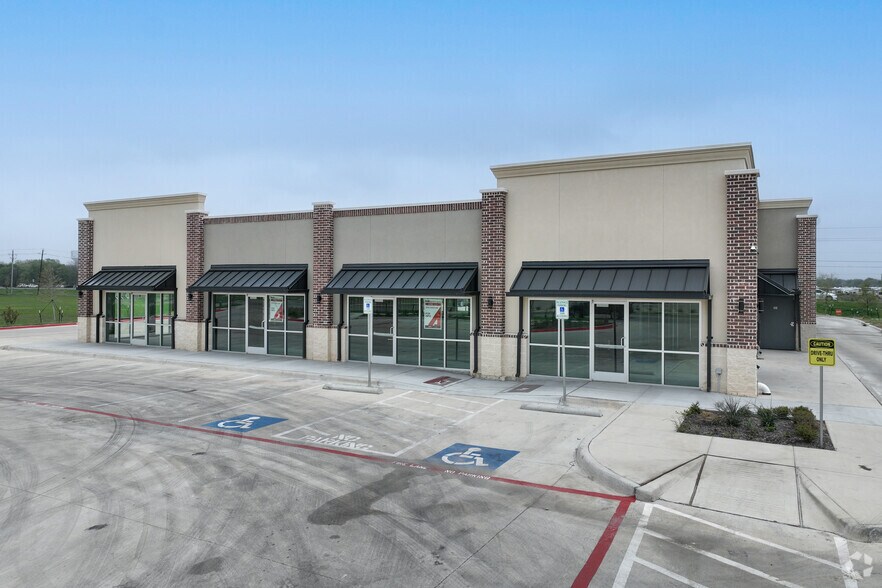 2851 N Highway 77, Waxahachie, TX à louer - Photo de l’immeuble – Image 2 sur 4