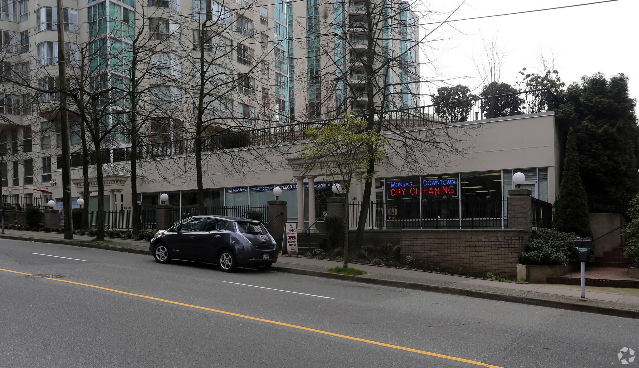 1308-1338 Alberni St, Vancouver, BC à louer Photo principale– Image 1 sur 3