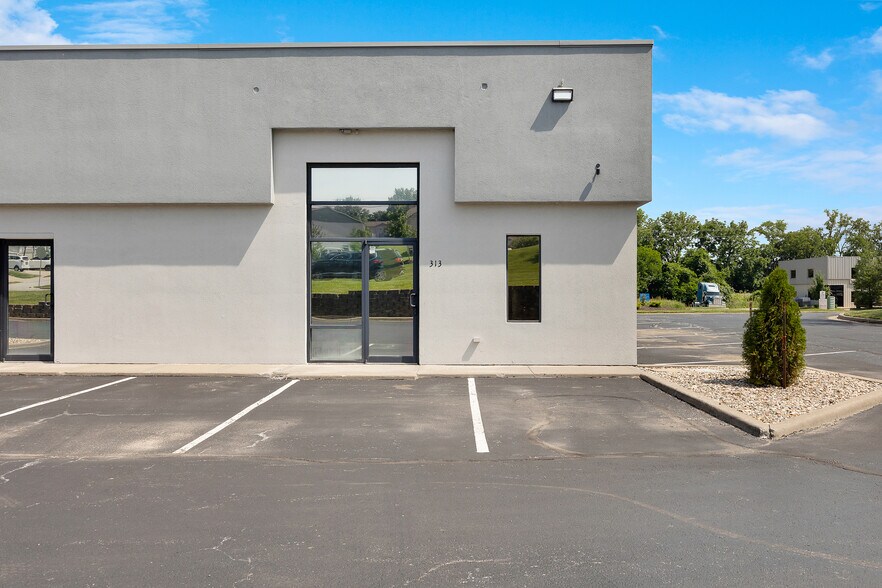 307-313 SE AA Hwy, Blue Springs, MO à louer - Photo de l’immeuble – Image 3 sur 3