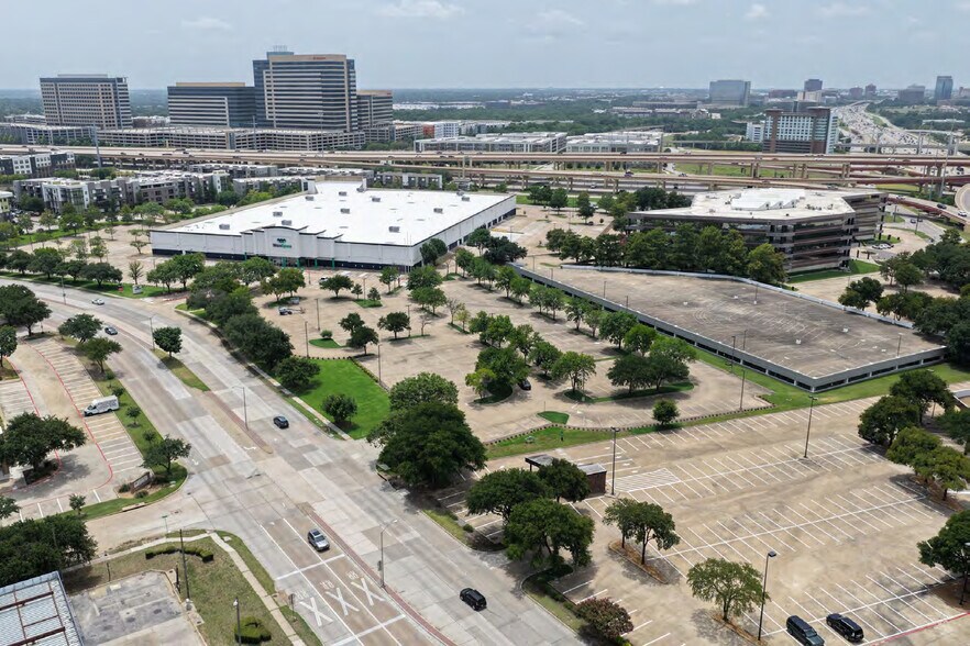 700 E Plano Pky, Plano, TX à louer - Photo de l’immeuble – Image 3 sur 4