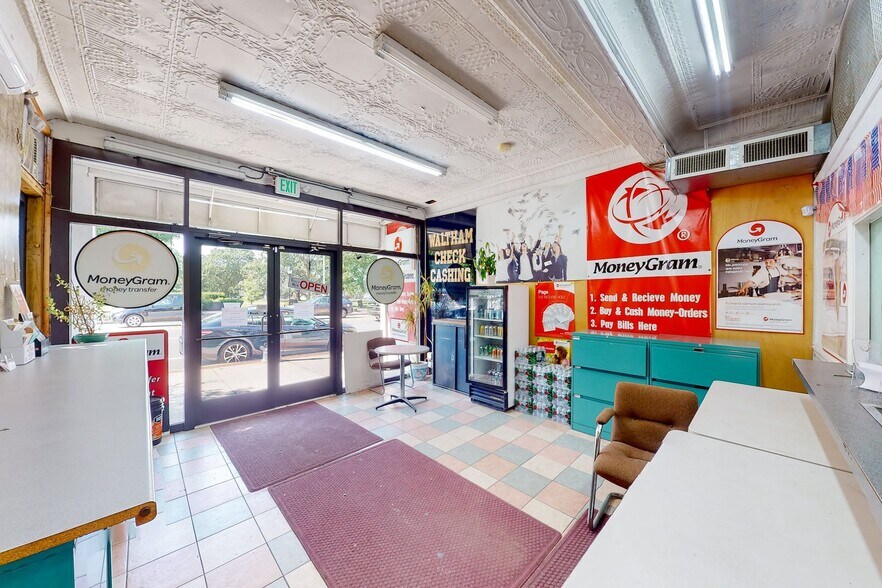 649 Main St, Waltham, MA à vendre - Photo de l’immeuble – Image 3 sur 6