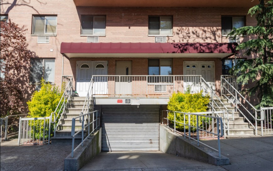 11882 Metropolitan Ave, Kew Gardens, NY à vendre - Photo de l’immeuble – Image 3 sur 48