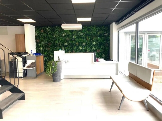 Plus de détails pour Local commercial à louer