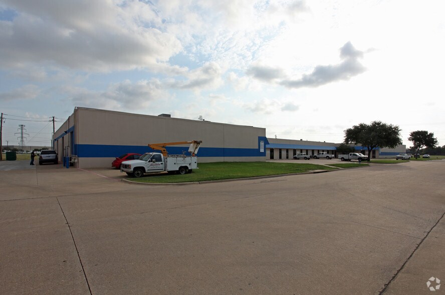 1420 Century Dr, Carrollton, TX à louer - Photo de l’immeuble – Image 2 sur 4