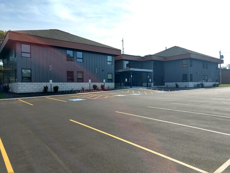 200 & 300 White Spruce Blvd portefeuille de 2 biens à vendre sur LoopNet.fr - Photo de l’immeuble – Image 3 sur 5