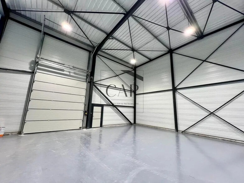 Local d'activités dans Signes à vendre - Photo de l’immeuble – Image 1 sur 10