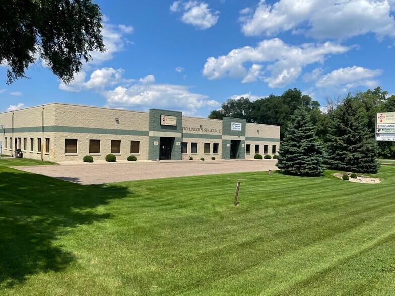 13720 Lincoln St NE, Ham Lake, MN à vendre - Photo de l’immeuble – Image 1 sur 15