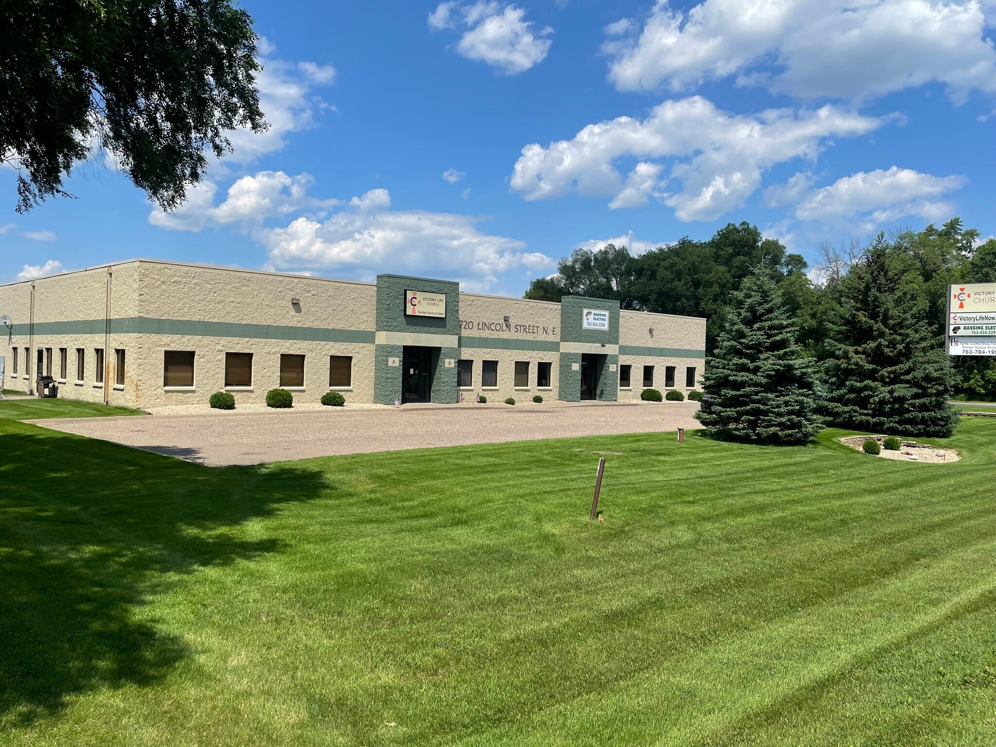 13720 Lincoln St NE, Ham Lake, MN à vendre Photo de l’immeuble– Image 1 sur 16