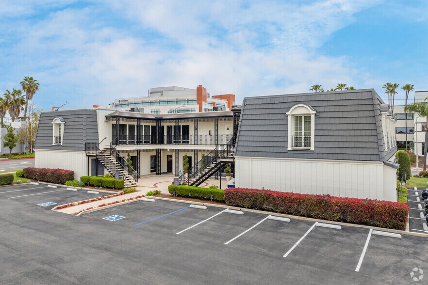 100 W Valencia Mesa Dr, Fullerton, CA à louer - Photo de l’immeuble – Image 2 sur 16