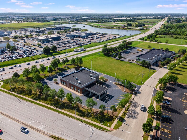 201 Genesis Dr, North Aurora, IL à louer - Photo de l’immeuble – Image 2 sur 18