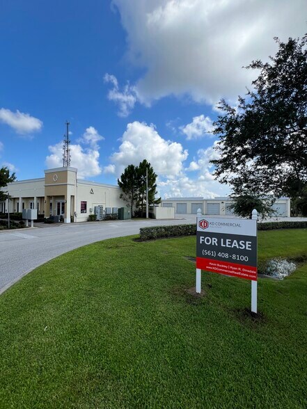 7755 SW Ellipse Way, Stuart, FL à louer - Photo de l’immeuble – Image 1 sur 27