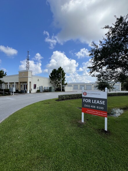 7803-7811 SW Ellipse Way, Stuart, FL à louer - Photo de l’immeuble – Image 1 sur 29