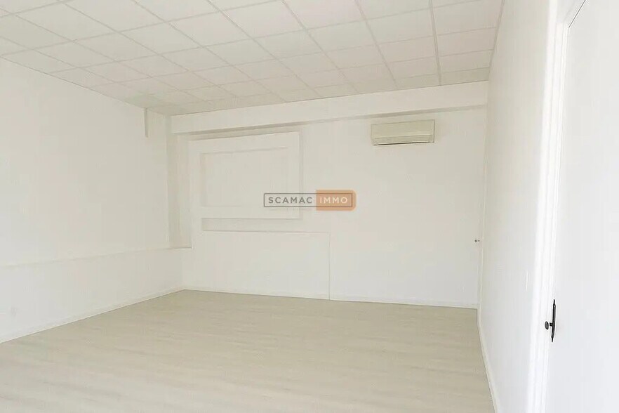 Local d’activités dans Puget-sur-Argens à louer - Photo de l’immeuble – Image 2 sur 4