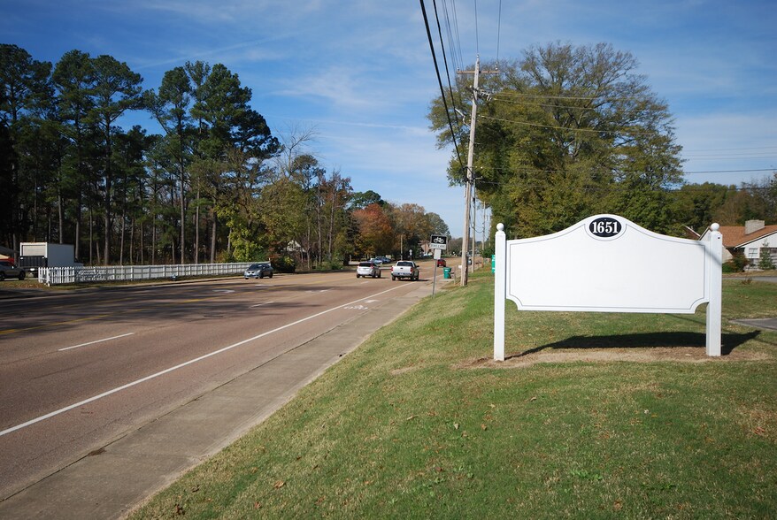 1651 Hollywood Dr, Jackson, TN à louer - Photo de l’immeuble – Image 2 sur 28