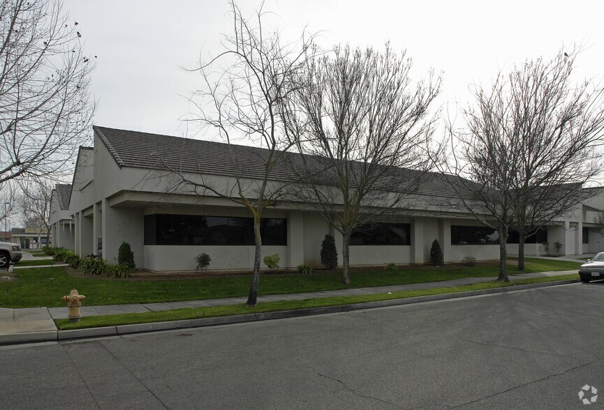 2425 W Cleveland Ave, Madera, CA à louer - Photo de l’immeuble – Image 2 sur 3