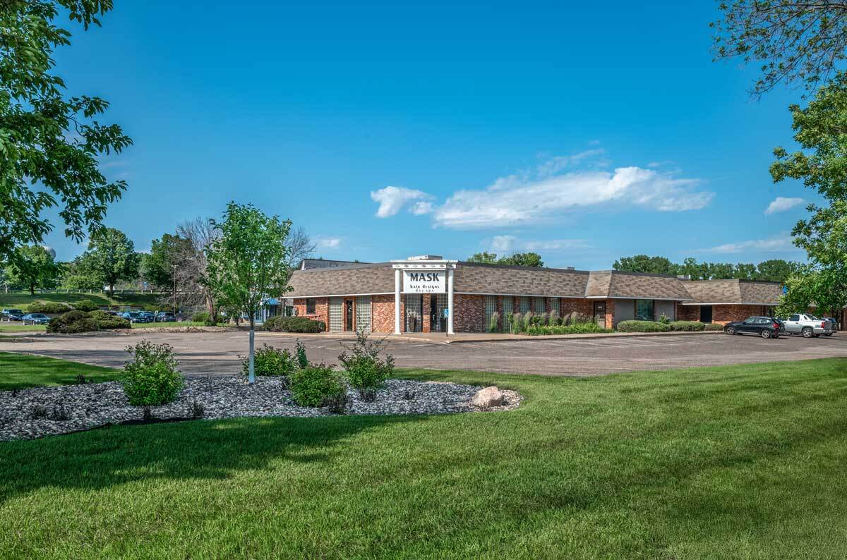 10800 Greenbrier Rd, Minnetonka, MN à louer Photo principale– Image 1 sur 4