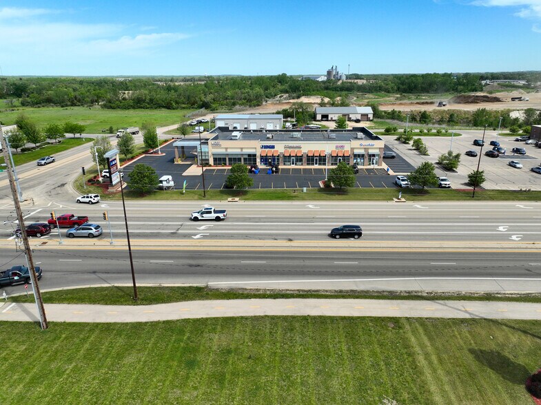 4670 E Rockton Rd, Roscoe, IL à louer - Photo de l’immeuble – Image 3 sur 6