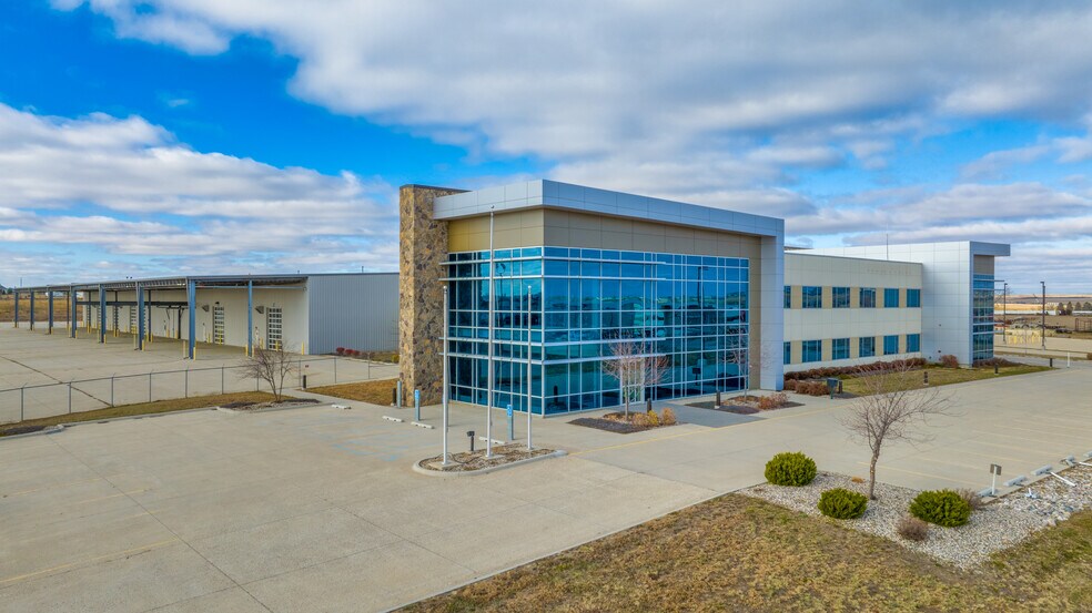 805 48th Ave W, Williston, ND à louer - Photo principale – Image 1 sur 21