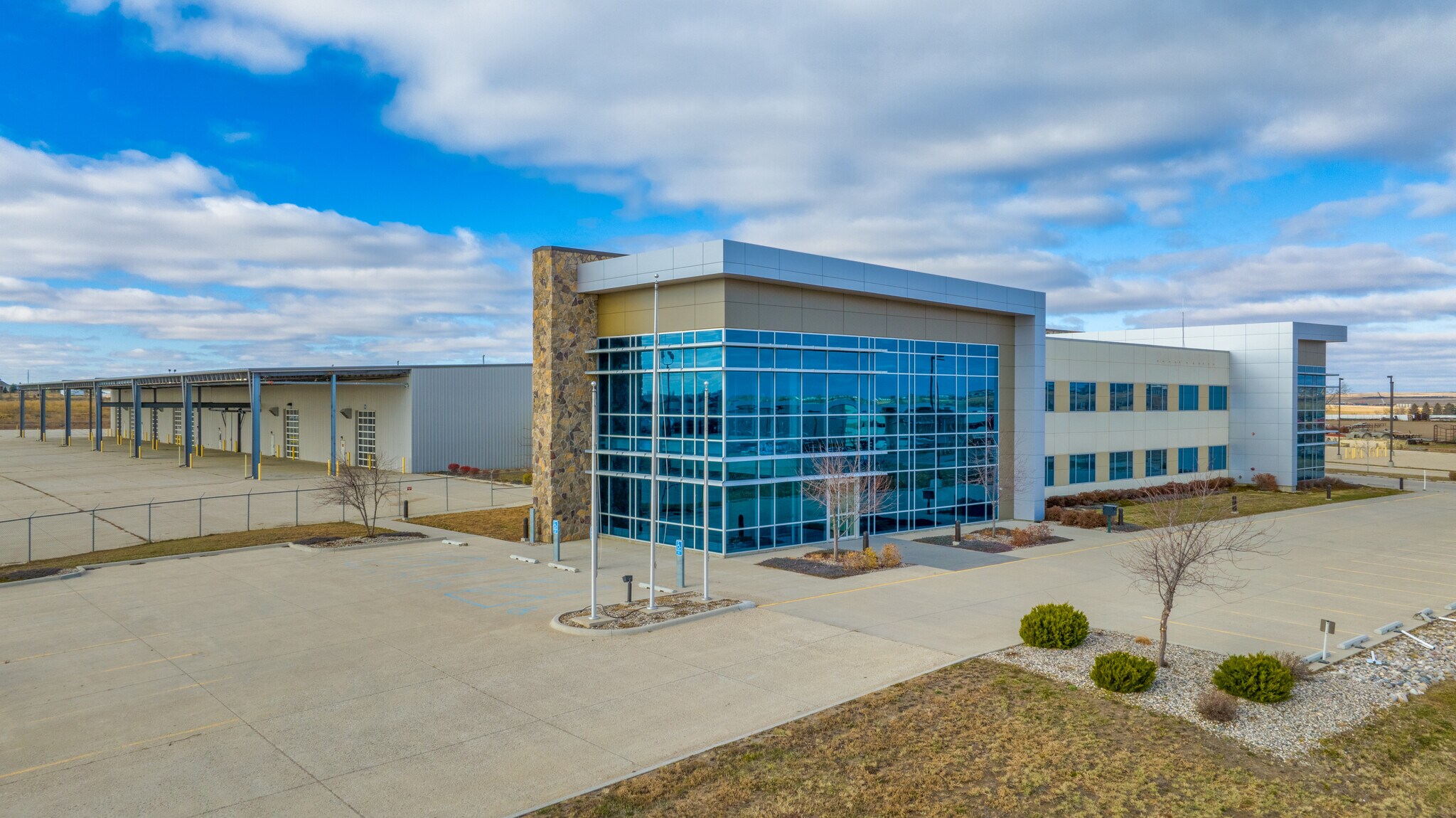805 48th Ave W, Williston, ND à louer Photo principale– Image 1 sur 22