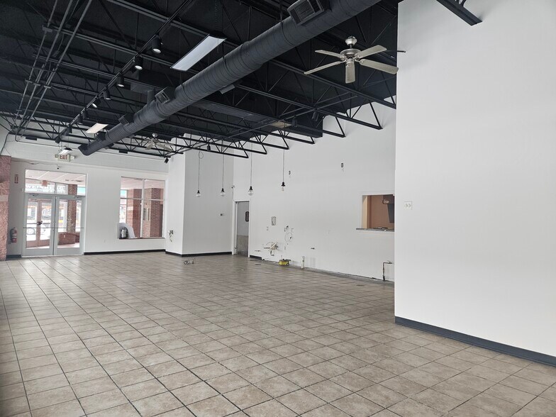 100 S Michigan Ave, Saginaw, MI à louer - Photo de l’immeuble – Image 3 sur 23