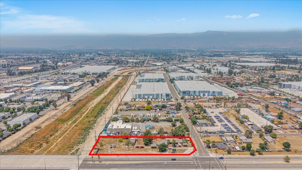 1144 S Washington Ave, San Bernardino, CA à vendre - Photo de l’immeuble – Image 2 sur 26