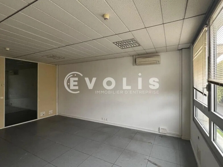 40 Rue Vladimir Jankelevitch, Émerainville à louer - Photo de l’immeuble – Image 2 sur 4