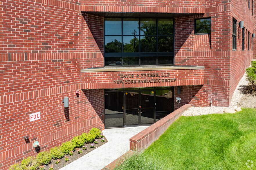 1345 Motor Pky, Islandia, NY à vendre - Photo de l’immeuble – Image 3 sur 4