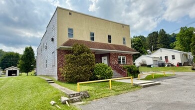 333 Lincoln Street Ext, Grafton, WV à louer Photo intérieure– Image 2 sur 24