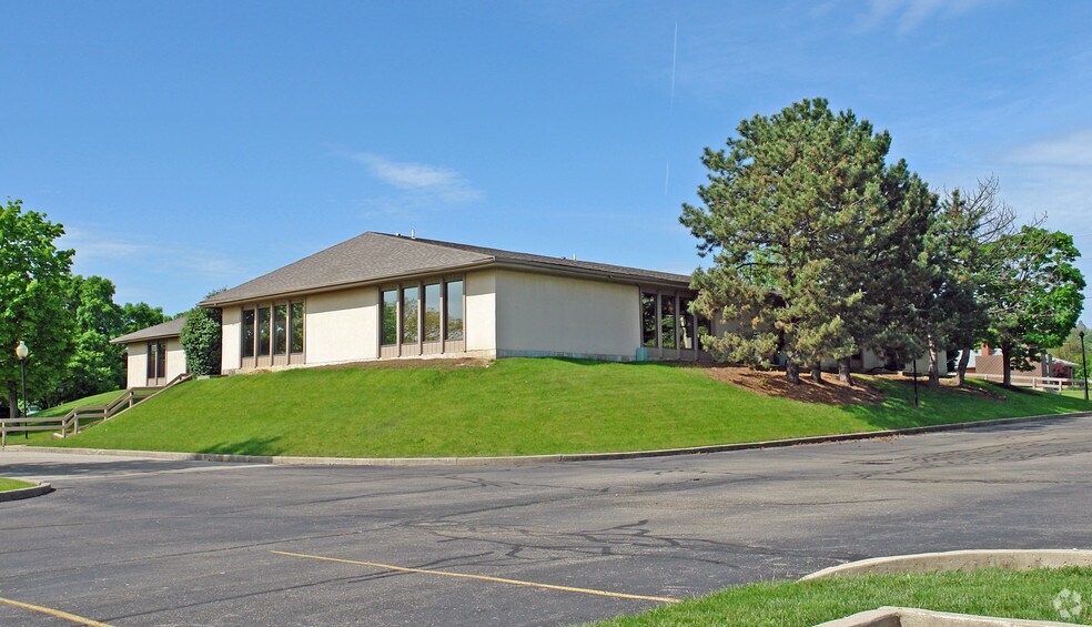 910 Taywood Rd, Englewood, OH à louer - Photo de l’immeuble – Image 2 sur 6