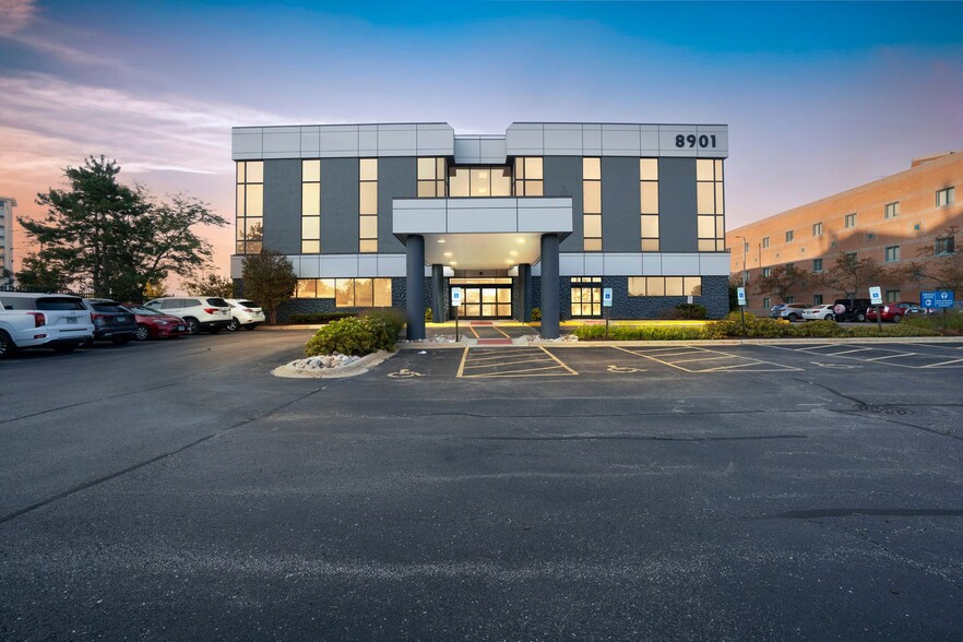 8901 Golf Rd, Des Plaines, IL à louer - Photo de l’immeuble – Image 1 sur 10