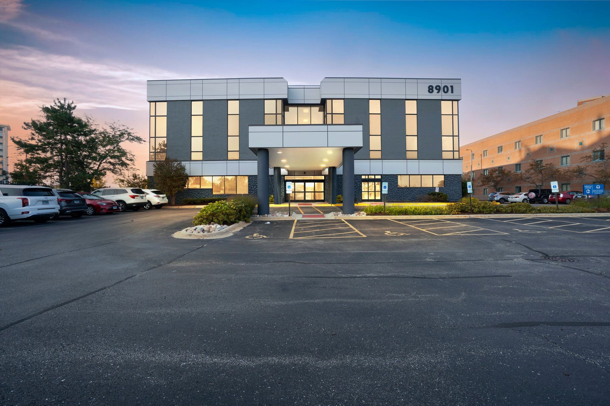 8901 Golf Rd, Des Plaines, IL à louer Photo de l’immeuble– Image 1 sur 11