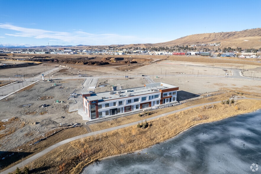 422 Greystone blvd, Cochrane, AB à vendre - Aérien – Image 3 sur 3