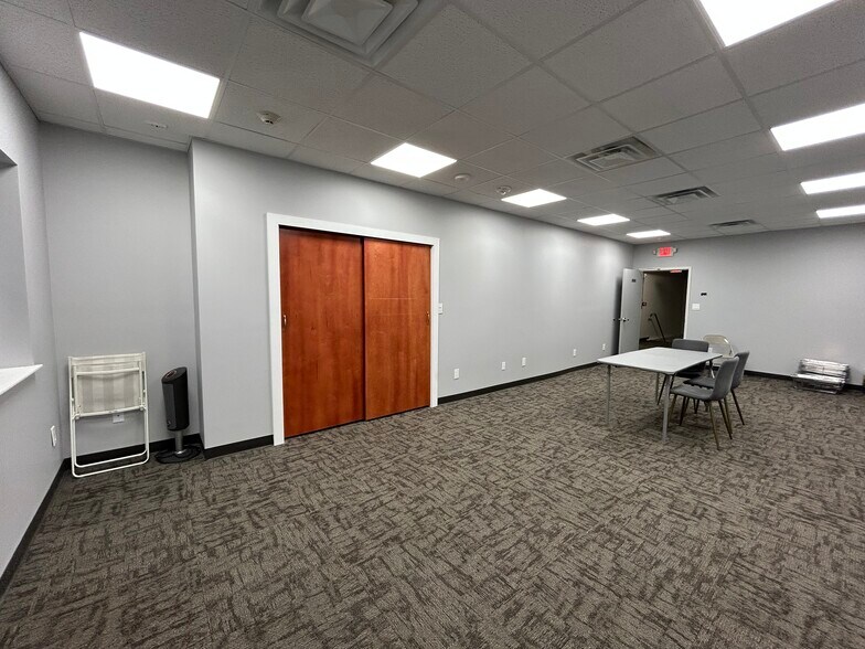 5 Sunrise Plz, Valley Stream, NY à louer - Photo de l’immeuble – Image 2 sur 8