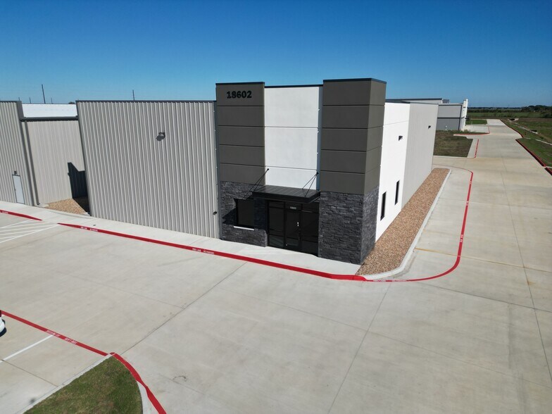 18624 Kermier Rd, Hockley, TX à vendre - Photo de l’immeuble – Image 1 sur 5