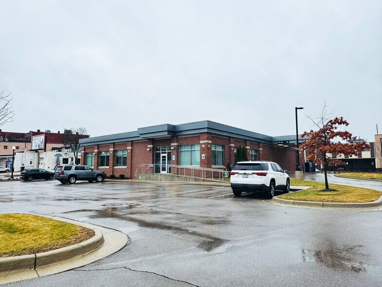 301 N Jackson St, Jackson, MI à vendre - Photo de l’immeuble – Image 2 sur 4