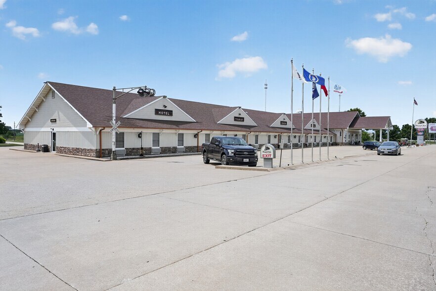 1245 N Brown St, La Plata, MO à vendre - Photo de l’immeuble – Image 3 sur 42