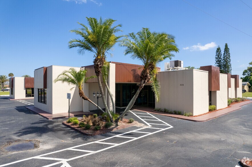 333 Beville Rd, Daytona Beach, FL à louer - Photo de l’immeuble – Image 3 sur 21
