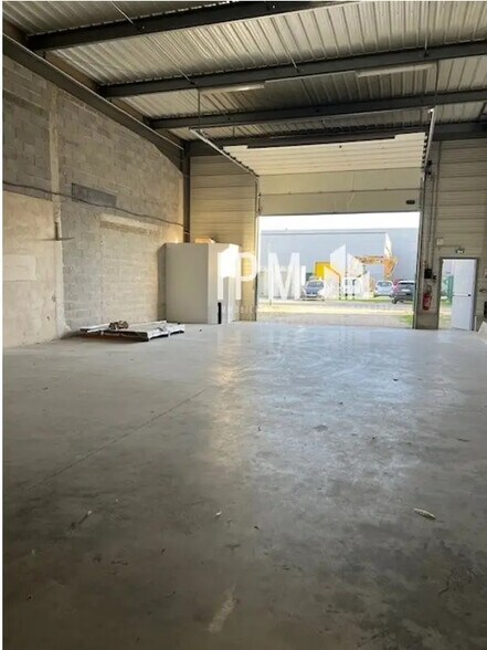 Local d’activités dans Entraigues-sur-la-Sorgue à louer - Photo intérieure – Image 2 sur 5